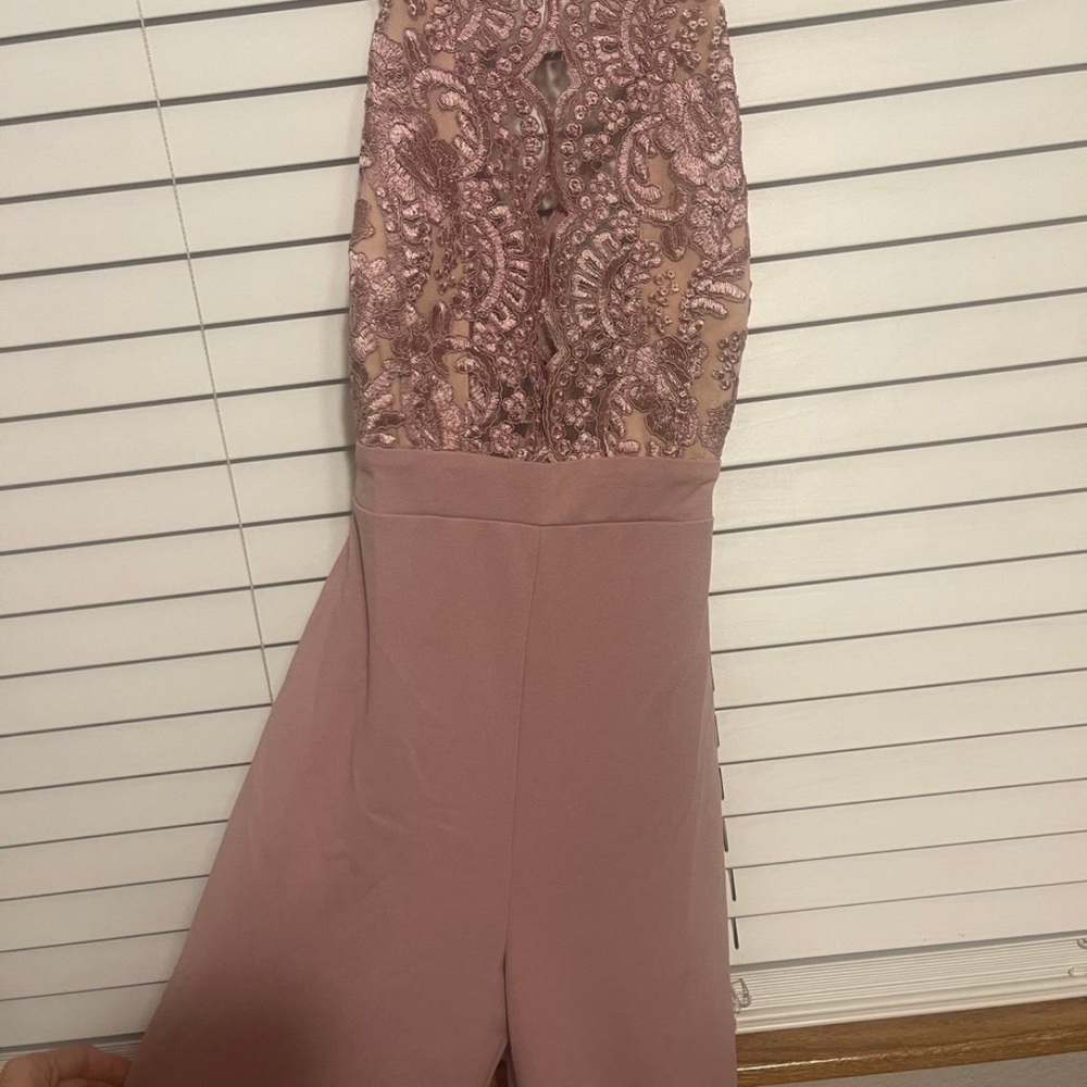 Chic Pink Lace Romper with Fitted Silhouette